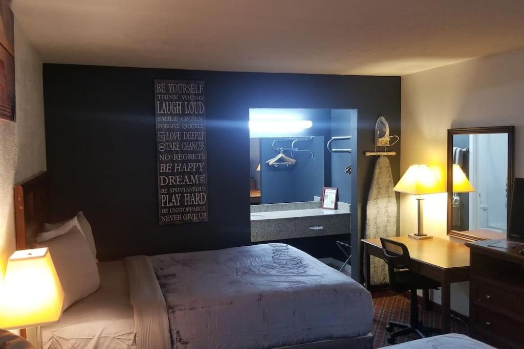 Hotel 2 Queen Beds Hotel Room 237 Booking Stillwater Exterior photo